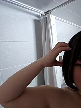 lunahong28 online show from February 3, 2025, 10:25 am