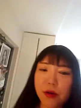 lunahong28 online show from January 23, 2025, 11:48 am