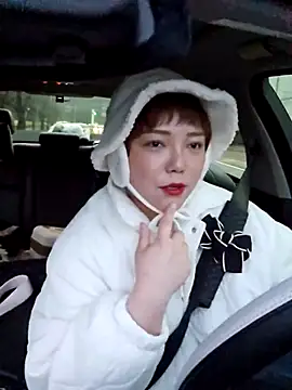 lunahong28 online show from February 12, 2025, 9:10 am