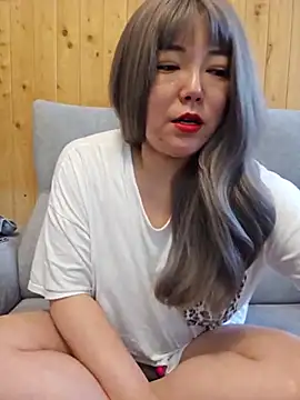 lunahong28 online show from March 9, 2025, 3:32 am