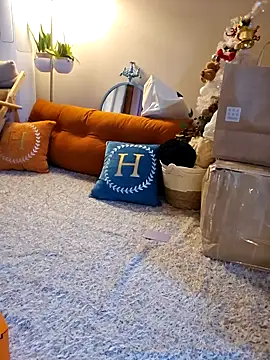 lunahong28 online show from February 3, 2025, 1:30 pm