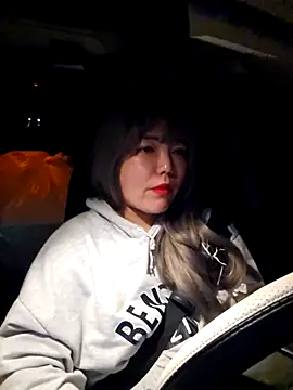 lunahong28 online show from March 4, 2025, 3:59 pm