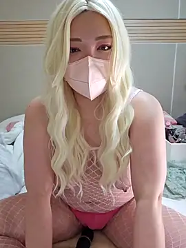 lunahong28 online show from February 5, 2025, 12:06 pm