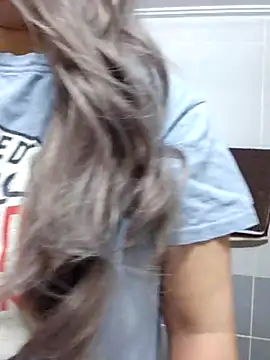 lunahong28 online show from February 19, 2025, 2:33 am