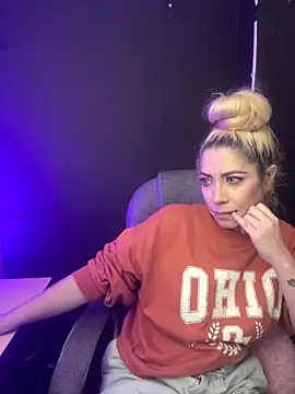 viktoria davis  online show from November 21, 2025, 11:48 pm