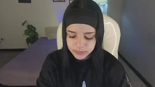 Nicole Foxx  online show from October 11, 2025, 7:59 pm