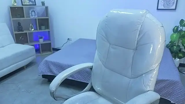 Nicole Foxx  online show from October 14, 2025, 7:36 pm