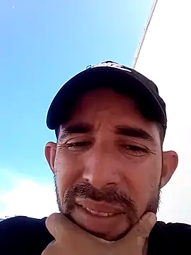 Snapshot of CubanoFull chatting on February 3, 2025, 8:13 pm CubanoFull online show from February 3, 2025, 8:13 pm