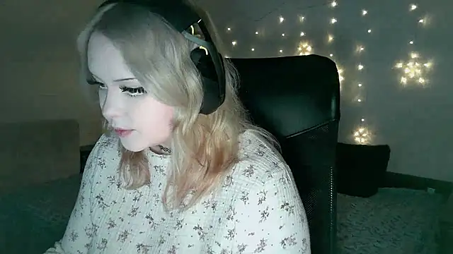 Snapshot of Electro_doll chatting on February 13, 2025, 11:06 am Electro doll online show from February 13, 2025, 11:06 am