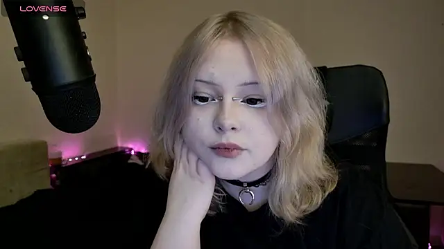 Snapshot of Electro_doll chatting on March 15, 2025, 8:10 pm Electro doll online show from March 15, 2025, 8:10 pm
