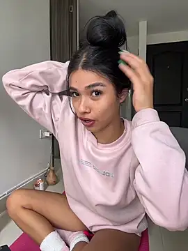 Bella Smiith  online show from December 22, 2025, 4:07 pm