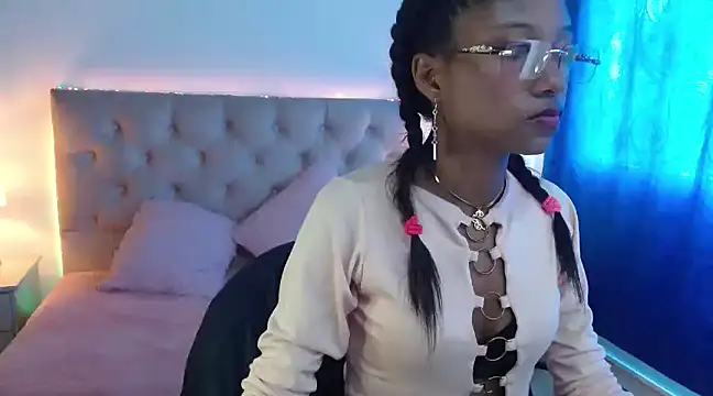 LITTLEDOLLHOT online show from February 6, 2025, 5:09 pm