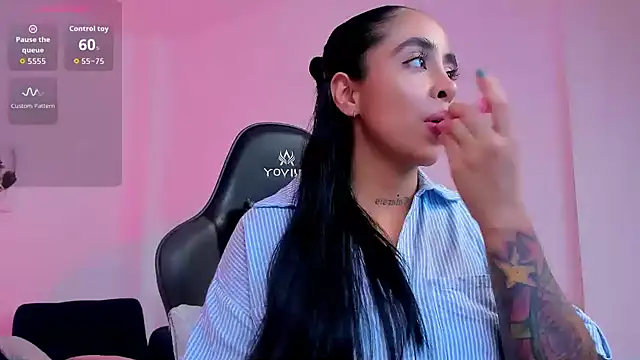 sophierooy22 online show from November 13, 2025, 8:35 pm