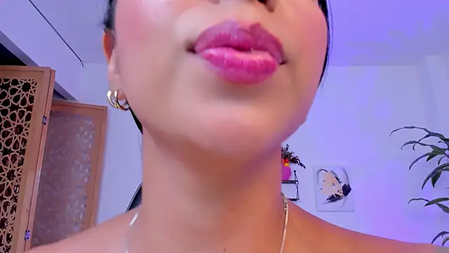 sophierooy22 online show from February 21, 2025, 9:11 pm