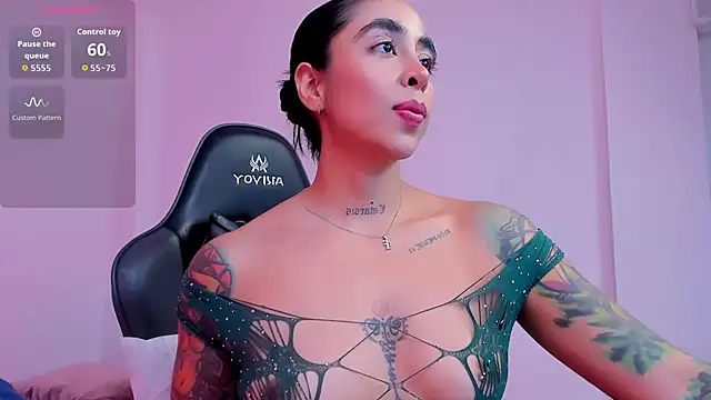 sophierooy22 online show from November 28, 2025, 5:46 pm