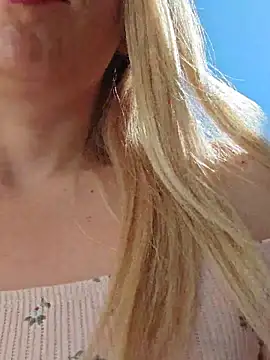 SweetyNinaOff1 online show from April 8, 2026, 9:44 am