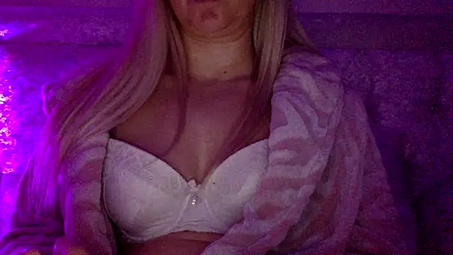 Blonde KylieXX online show from January 28, 2025, 4:52 pm