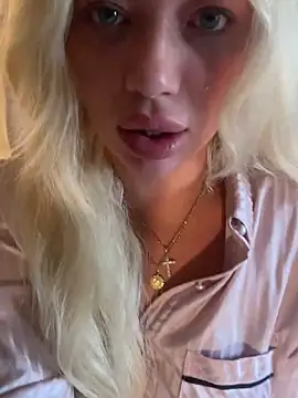 Snapshot of blissdimicco chatting on October 22, 2025, 10:04 am blissdimicco online show from October 22, 2025, 10:04 am