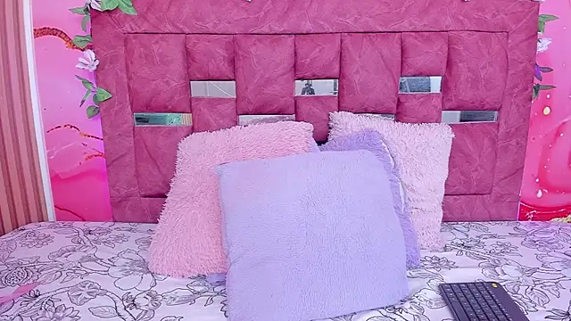 scarlett  evans  online show from September 27, 2025, 6:25 pm