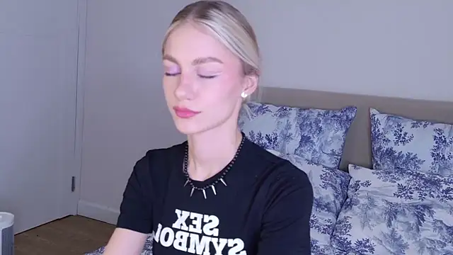 GabriellaOlsen online show from December 17, 2025, 1:38 pm