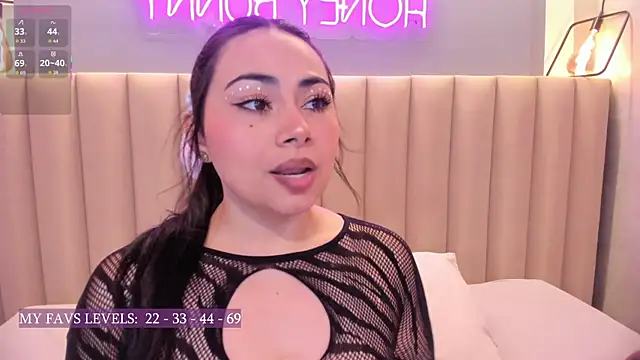 Naomymonroe  online show from November 17, 2025, 5:28 pm