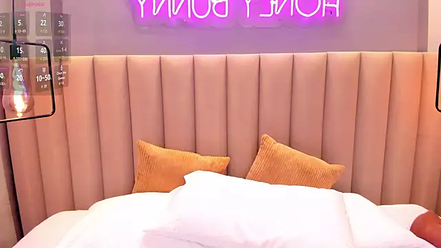 Naomymonroe  online show from April 10, 2026, 9:55 pm