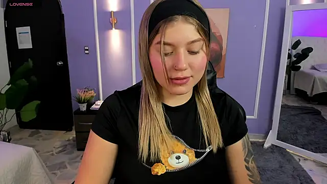 Snapshot of alaia_greyy chatting on November 15, 2025, 2:32 pm alaia greyy online show from November 15, 2025, 2:32 pm