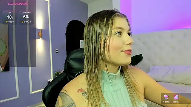 Snapshot of alaia_greyy chatting on November 28, 2025, 1:00 pm alaia greyy online show from November 28, 2025, 1:00 pm