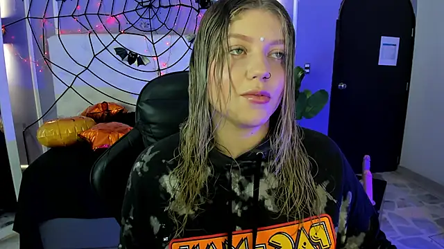 Snapshot of alaia_greyy chatting on November 4, 2025, 12:42 pm alaia greyy online show from November 4, 2025, 12:42 pm