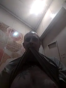 Snapshot of MaxDevilWhite chatting on October 17, 2025, 10:39 am MaxDevilWhite online show from October 17, 2025, 10:39 am