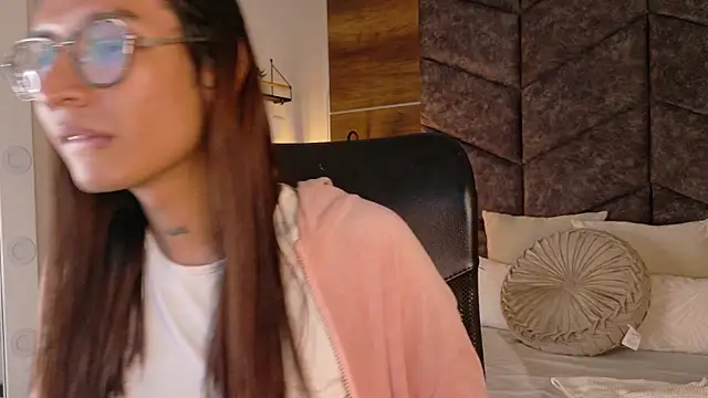 LauraaGomezz   online show from September 16, 2025, 11:39 pm