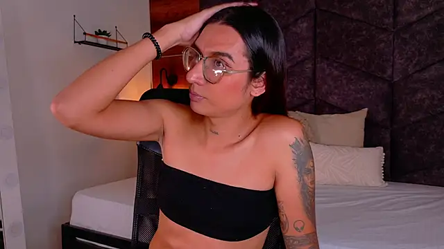LauraaGomezz   online show from September 22, 2025, 7:31 pm