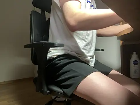 Snapshot of Phil_6677 chatting on November 26, 2025, 7:47 pm Phil 6677 online show from November 26, 2025, 7:47 pm