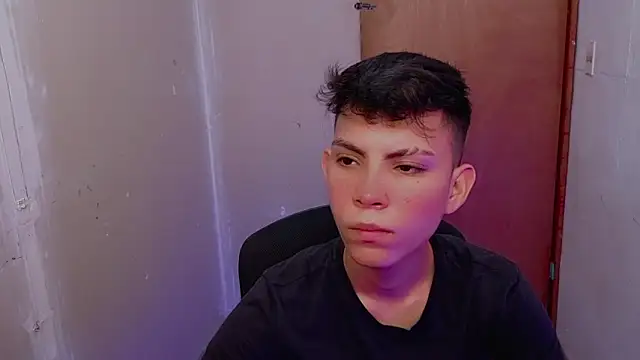 Snapshot of Alexxx_lov chatting on February 18, 2026, 12:23 pm Alexxx lov online show from February 18, 2026, 12:23 pm