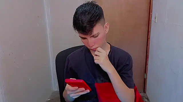 Snapshot of Alexxx_lov chatting on February 16, 2026, 12:26 pm Alexxx lov online show from February 16, 2026, 12:26 pm