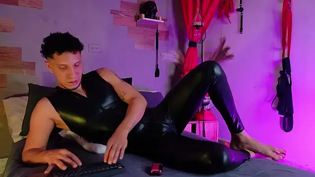 Snapshot of AngeloColleen chatting on November 27, 2025, 7:14 pm AngeloColleen online show from November 27, 2025, 7:14 pm