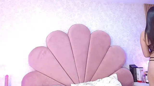 ElhaThomson online show from November 19, 2025, 8:20 pm