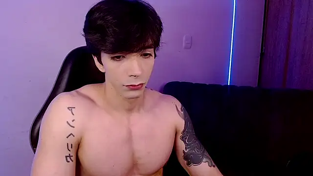 Snapshot of H3ll_B0I chatting on May 18, 2026, 4:40 am H3ll B0I online show from May 18, 2026, 4:40 am