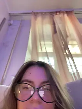 Snapshot of DearAlise chatting on May 24, 2026, 9:31 am DearAlise online show from May 24, 2026, 9:31 am