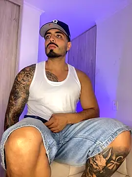 LeandroRusso online show from November 5, 2025, 1:42 am