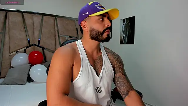 LeandroRusso online show from February 16, 2025, 8:33 pm