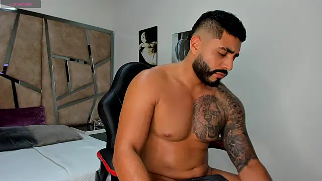 LeandroRusso online show from February 19, 2025, 2:12 am