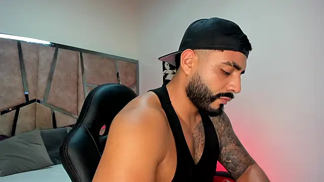 LeandroRusso online show from February 23, 2025, 2:07 am