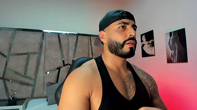 LeandroRusso online show from February 22, 2025, 7:58 pm