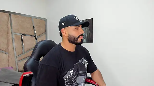 LeandroRusso online show from February 26, 2025, 8:36 pm