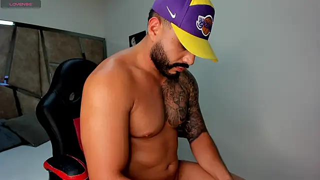 LeandroRusso online show from February 17, 2025, 2:42 am