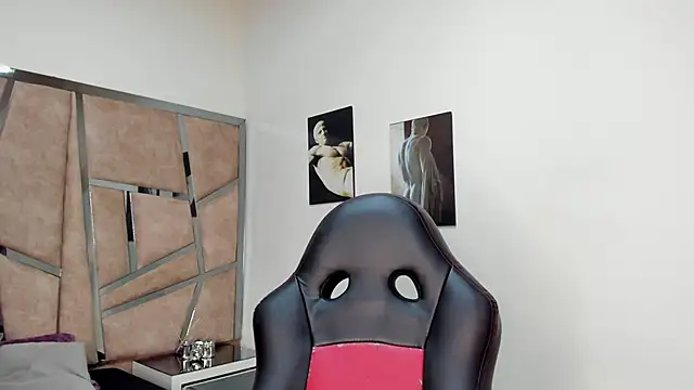 LeandroRusso online show from February 25, 2025, 8:00 pm