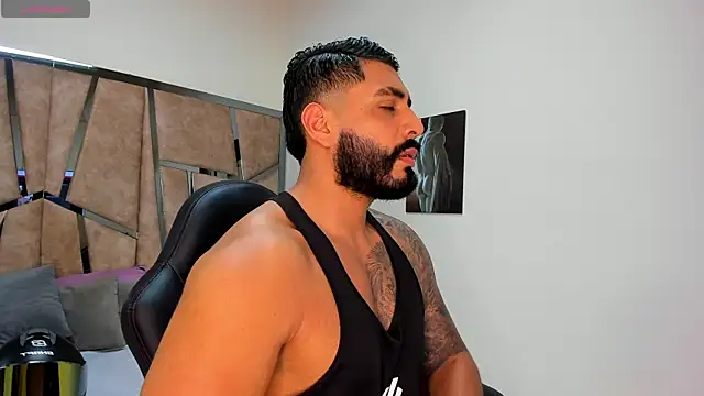 LeandroRusso online show from March 18, 2025, 8:48 pm