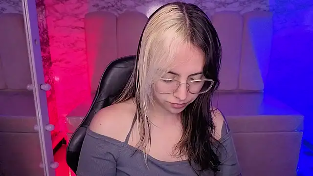 Hela v online show from October 13, 2025, 1:02 pm