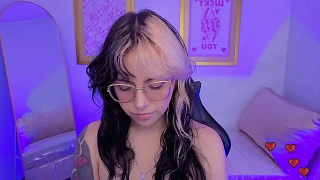 Hela v online show from February 17, 2026, 8:06 pm